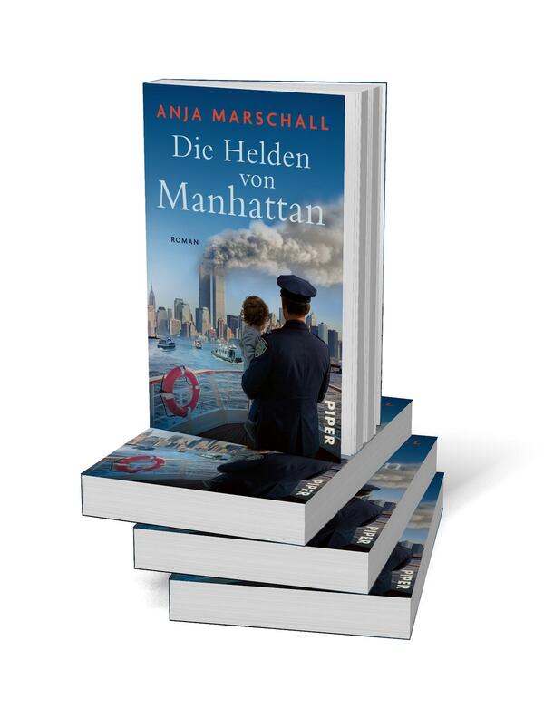 Bücherstapel des Buches „Die Helden von Manhattan“