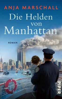 Das Buchcover zeigt vor blauem Himmel die Skyline von Manhattan mit den Twin Towers, aus denen dichter Rauch aufsteigt. Im Vordergrund steht ein in Uniform gehüllter Polizist, der ein Kind auf dem Arm hält, an einer Schiffsbrücke mit rotem Rettungsring. Titel „Die Helden von Manhattan“ erscheint groß in weißer Serifenschrift, Autorin „Anja Marschall“ oben in orangeen Großbuchstaben. Düstere, ernste Stimmung.
