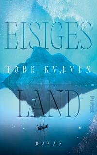 Das Buchcover zeigt eine beeindruckende, eisige Landschaft mit einem großen, blauen Berg, der sich aus einer glatten Wasseroberfläche erhebt. Der Hintergrund ist in sanften Blautönen gehalten, unterbrochen von helleren, frostigen Akzenten. Die Schriftzüge „EISIGES LAND“ und „Tore Kvæven“ sind in einer eleganten, serifenlosen Schriftart in großen, transparenten Buchstaben gesetzt, die den eisigen Charakter des Covers unterstreichen. Unten rechts ist der Verlag „Piper“ dezent platziert.