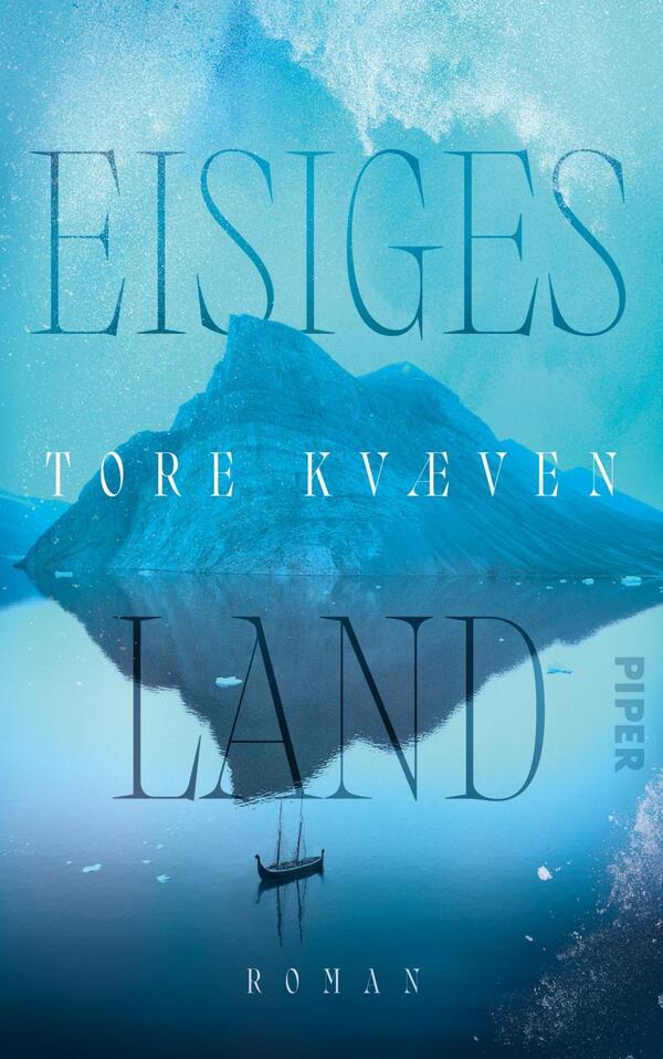 Das Buchcover zeigt eine beeindruckende, eisige Landschaft mit einem großen, blauen Berg, der sich aus einer glatten Wasseroberfläche erhebt. Der Hintergrund ist in sanften Blautönen gehalten, unterbrochen von helleren, frostigen Akzenten. Die Schriftzüge „EISIGES LAND“ und „Tore Kvæven“ sind in einer eleganten, serifenlosen Schriftart in großen, transparenten Buchstaben gesetzt, die den eisigen Charakter des Covers unterstreichen. Unten rechts ist der Verlag „Piper“ dezent platziert.