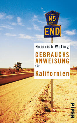 Das Buchcover zeigt eine trockene Landschaft mit einer weiten Straße, rechts eine Verkehrsschilderkombination, die das Ende einer Strecke anzeigt. Der Himmel ist blau mit einigen weißen Wolken. Im Vordergrund steht ein Schild mit der Aufschrift „END“ in Gelb, darüber das Zeichen eines County-Schildes. Der Titel „GEBRAUCHSANWEISUNG für KALIFORNIEN“ ist in großen, weißen und orangen Buchstaben auf einem klaren Hintergrund angeordnet. Der Name des Autors, Heinrich Wefing, steht in kleinerer, schwarzer Schrift darüber. Ganz unten ist das Verlagslogo „PIPER“ zu sehen.