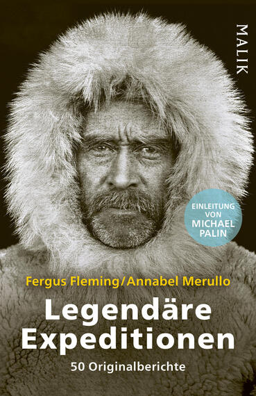 Das Buchcover zeigt ein sepiafarbenes Porträt eines wettergegerbten Mannes mit buschigem Schnurrbart und markanten Falten, frontal in einer pelzbesetzten Kapuze aufgenommen. Über dem Bild steht in gelber serifenloser Schrift die Autorenangabe Fergus Fleming/Annabel Merullo, darunter groß in weißer, kräftiger Grotesk der Titel „Legendäre Expeditionen“ und die Zeile „50 Originalberichte“. Rechts ein runder türkisfarbener Button mit dem Text „Einleitung von Michael Palin“. Atmosphäre: rau und historisch.
