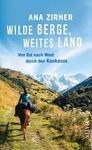 Das Buchcover zeigt eine beeindruckende Berglandschaft mit schneebedeckten Gipfeln im Hintergrund und sattgrünen Hügeln im Vordergrund. Eine Person sitzt auf einem Pferd und reitet durch die weite, offene Landschaft. Der Himmel ist strahlend blau, was eine luftige, entspannte Atmosphäre vermittelt. Der Titel „Wilde Berge, weites Land“ steht in großer, weißer Schrift oben, gefolgt vom Untertitel „Von Ost nach West durch den Kaukasus“ in kleinerer Schrift. Der Autorinnenname „Ana Zirner“ ist ebenfalls prominent platziert.