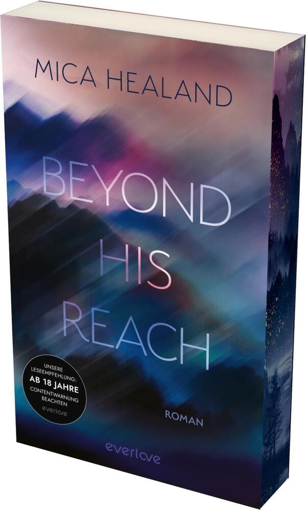 Das Buchcover zeigt eine dynamische, verwischte Farbkomposition in Blau- und Violetttönen, die eine geheimnisvolle Atmosphäre schafft. Der Titel „BEYOND HIS REACH“ erscheint in großen, hellen Buchstaben, wobei die Schriftzüge teilweise überlappt sind. Der Autorennamen „MICA HEALAND“ ist in einer schlichten, eleganten Typografie am oberen Rand platziert. In der unteren linken Ecke ist ein runder Button mit dem Text „Unsere Leseempfehlung: Ab 18 Jahre“ sowie „Contentwarnung beachten“ zu sehen.