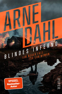 Das Buchcover zeigt ein düsteres Küsten- oder Moor-Panorama bei stürmischem Himmel, im Hintergrund ein dunkles Haus mit Licht. Diagonal verlaufen große orange Flächen mit dem Autorennamen „ARNE DAHL“ in fetten Großbuchstaben, darunter der Titel „BLINDES INFERNO“ in schmalen weißen Versalien und die Unterzeile „Ein neuer Fall für Eva Nyman“ in orange. Vordergrund: spiegelnde Pfütze mit der Reflexion einer stehenden Gestalt. Auffälliger oranger Button mit Text „SPIEGEL Bestseller-Autor“.