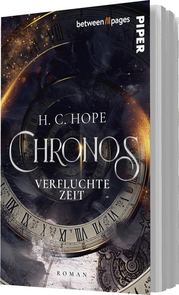 Das Buchcover zeigt einen mystischen Hintergrund in dunklen Farben mit goldenen und weißen Lichteffekten. Zentral platziert ist der Titel „CHRONOS“ in eleganter, geschwungener Schrift. Darunter steht in schlichterer Typografie „VERFLUCHTE ZEIT“. Oben links findet sich der Autorenname „H. C. HOPE“. Die Komposition vermittelt eine geheimnisvolle, zeitlose Atmosphäre, unterstützt durch Motive von Uhren und Zeitabläufen im Hintergrund.