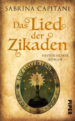 Das Buchcover zeigt einen sanften, cremefarbenen Hintergrund mit einer alten, leicht strukturierten Optik. In der Mitte steht der Titel „Das Lied der Zikaden“ in geschwungener, goldfarbener Schrift, die an historische Schriftzüge erinnert. Unter dem Titel erscheint der Zusatz „Historischer Roman“ in einer schlichten, dunkelblauen Schrift. Darüber befindet sich der Name der Autorin, Sabrina Capitani, ebenfalls in goldener Schrift. Im unteren Drittel ist ein Wappen mit einer stilisierten Kerze und dem lateinischen Spruch „LUX LUCET INTENEBRIS“ abgebildet.