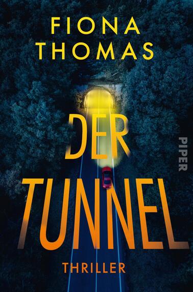 Das Buchcover zeigt einen von oben aufgenommenen dunklen Nadelwald, in dessen Mitte ein von gelbem Licht erleuchteter Tunnel liegt. Auf der Fahrbahn fährt ein rotes Auto auf den Tunnel zu. Großformatige gelbe Schrift nennt die Autorin „Fiona Thomas“ oben und den Titel „Der Tunnel“ mittig; der Zusatz „Thriller“ steht in kleinerer oranger Schrift. Die Atmosphäre wirkt bedrohlich und spannungsgeladen.