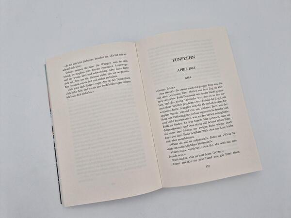 Außenansicht des Buches „Die Hebamme von Auschwitz“