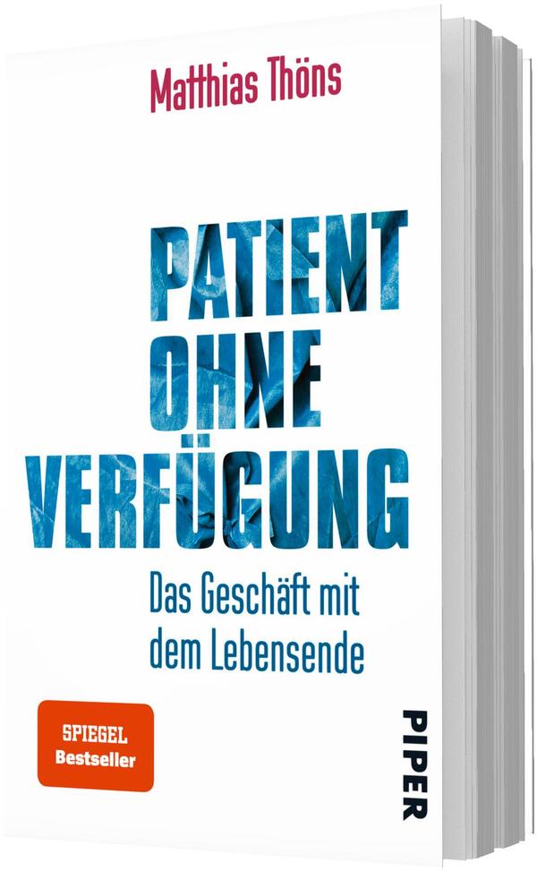 Das Buchcover zeigt den Namen des Autors Matthias Thöns oben in schmaler roter Schrift, darunter der großflächige, stahlblaue strukturierte Titel PATIENT OHNE VERFÜGUNG in blockigen Großbuchstaben. Darunter die blaue, kleinere Zeile Das Geschäft mit dem Lebensende. Auf weißem Hintergrund sitzt unten links ein orangener, abgerundeter Rechteck-Button mit der Aufschrift SPIEGEL Bestseller. Die Bildwirkung ist nüchtern und aufklärerisch.
