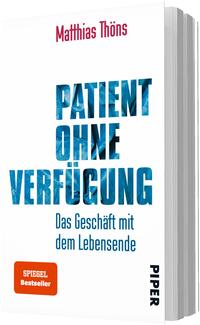 Das Buchcover zeigt den Namen des Autors Matthias Thöns oben in schmaler roter Schrift, darunter der großflächige, stahlblaue strukturierte Titel PATIENT OHNE VERFÜGUNG in blockigen Großbuchstaben. Darunter die blaue, kleinere Zeile Das Geschäft mit dem Lebensende. Auf weißem Hintergrund sitzt unten links ein orangener, abgerundeter Rechteck-Button mit der Aufschrift SPIEGEL Bestseller. Die Bildwirkung ist nüchtern und aufklärerisch.