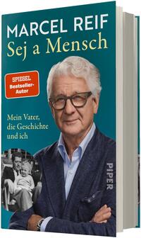 Das Buchcover zeigt ein Porträt des Autors Marcel Reif vor petrolfarbenem Hintergrund; oben großer weißer Schriftzug „MARCEL REIF“, darunter gelbe Titelzeile „Sej a Mensch“. Reif trägt Brille, weißes Haar, hellblaues Hemd und dunkle Jacke, Blick freundlich, verschränkte Arme. Links ein rotes Kästchen „SPIEGEL Bestseller-Autor“ und darunter kleiner weißer Untertitel „Mein Vater, die Geschichte und ich“. Unten links ein schwarzweißer Familienfotosausschnitt.