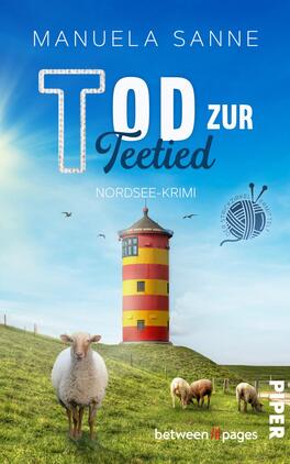 Das Buchcover zeigt einen hellblauen Himmel mit wenigen Wolken über einer grünen Wiese, auf der Schafe grasen. Im Vordergrund steht ein rot-weiß gestreifter Leuchtturm, der als zentrales Element in Szene gesetzt ist. Der Titel „Tod zur Teetied“ ist in großen, teils weißen, teils aquablauen Buchstaben oberhalb des Leuchtturms platziert. Darunter steht „Nordsee-Krimi“ in kleinerer Schrift. Das Cover vermittelt eine leichte, aber geheimnisvolle Atmosphäre, passend zum Krimi-Genre.
