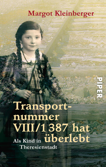 Das Buchcover zeigt ein Mädchen mit Zöpfen, das auf einem Bahngleis steht. Der Hintergrund ist in sanften Grautönen gehalten, mit einem Hauch von Farben, die die triste Atmosphäre der Geschichte unterstreichen. Der Titel „Transportnummer VIII/1.387 hat überlebt“ ist in einer großen, gebrochenen Schrift in Goldgelb platziert, während der Untertitel „Als Kind in Theresienstadt“ in einer schlichteren Schrift darunter steht. Der Name der Autorin Margot Kleinberger erscheint in roter Schrift am oberen Rand.