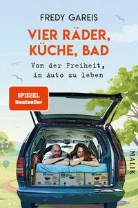 Das Buchcover zeigt einen blauen Minivan mit offener Heckklappe, aus dem ein Mann und eine Frau entspannt herausblicken. Im Inneren sind Boxen und Campingutensilien sichtbar. Der Hintergrund zeigt einen klaren Himmel mit vereinzelten Wolken und Bäumen. Der Titel „VIER RÄDER, KÜCHE, BAD“ ist in großen orangen Buchstaben platziert. Darunter steht der Untertitel „Von der Freiheit, im Auto zu leben“ in kleinerer Schrift. Ein rotes Banner mit der Aufschrift „SPIEGEL Bestseller“ ist links unten angebracht.