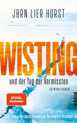 Das Buchcover zeigt eine winterliche Landschaft mit eisigem Wasser und schneebedeckten Flächen. Der Titel „WISTING“ ist in großen, orangefarbenen Buchstaben gehalten und strahlt eine warme Atmosphäre aus, während der Untertitel „und der Tag der Vermissten“ in weniger auffälliger Schrift erscheint. Oben steht der Name des Autors Jørn Lier Horst in dunkler Schrift. Ein rotes Kästchen mit weißer Schrift hebt den Hinweis „SPIEGEL Bestseller“ hervor. Am unteren Rand befindet sich das Wort „PIPER“ in kleinerer Schrift.