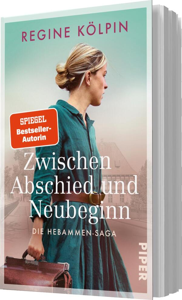 Das Buchcover zeigt eine Frau mit einem nachdenklichen Ausdruck, die in einem eleganten, dunkelgrünen Kleid gekleidet ist. Ihr Blick ist nach schräg oben gerichtet, während sie einen Koffer in der Hand hält. Der Hintergrund ist in sanften Pastelltönen gehalten. Der Titel „Zwischen Abschied und Neubeginn“ ist in geschwungener, heller Schrift platziert, während „Die Hebammen-Saga“ in kleinerer Schrift darunter erscheint. Oben links ist ein rotes Label mit der Aufschrift „SPIEGEL Bestseller-Autorin“ zu sehen.