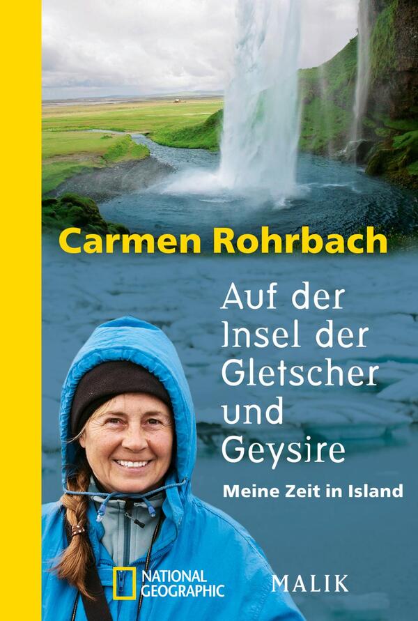 Das Buchcover zeigt eine beeindruckende Naturkulisse mit einem Wasserfall im Hintergrund und einer grünen Landschaft. Im Vordergrund ist ein Porträt von Carmen Rohrbach, die in wetterfester Kleidung lächelt. Der Titel „Auf der Insel der Gletscher und Geysire“ ist in großen, weißen Buchstaben aufblitzend, während der Untertitel „Meine Zeit in Island“ kleiner darunter steht. Das Cover ist von einem leuchtend gelben Rahmen umgeben, der die Farben und die Atmosphäre der isländischen Natur betont.