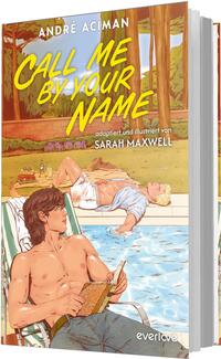 Das Buchcover zeigt zwei junge Männer am Pool in einer sommerlichen Landschaft. Der im Vordergrund sitzende Mann hat dunkle Haare und trägt ein weißes Tshirt, während der liegende Mann mit blonden Haaren ein hellblaues Oberteil trägt. Der Hintergrund ist in sanften Grüntönen gehalten, mit Bäumen und einem blauen Himmel. Der Titel „CALL ME BY YOUR NAME“ ist in großen, auffälligen Buchstaben in sanften Gelbtönen gestaltet. Unten rechts befindet sich ein gelber Button mit dem Text „Vorläufiges Cover“. Oben sind die Namen des Autors André Aciman und der Illustratorin Sarah Maxwell zu sehen.