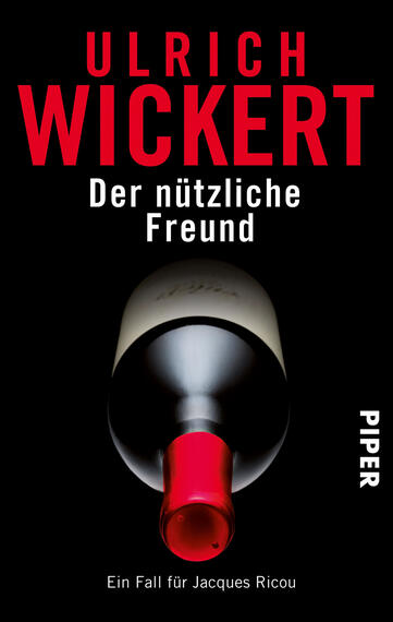 Das Buchcover zeigt einen schwarzen Hintergrund, der die zentrale Figur eines Weins mit rotem Korken betont. Der Titel „Der nützliche Freund“ ist in weißer Schrift platziert und hebt sich stark vom dunklen Hintergrund ab. Darunter steht der Autorennamen „ULRICH WICKERT“ in auffälligem, leuchtendem Rot. Der Verlagsname „PIPER“ befindet sich am rechten Rand in kleinerer Schrift. Die Atmosphäre des Covers vermittelt Spannung und Geheimnis.