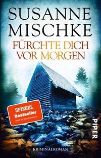 Das Buchcover zeigt eine düstere, nebelverhangene Landschaft mit einem kleinen, schiefen Holzhaus im Vordergrund. Die Farben sind in kühlen Blau- und Grautönen gehalten, was eine unheimliche Atmosphäre erzeugt. Der Titel „Fürchte dich vor morgen“ ist in großen, goldenen Buchstaben oberhalb des Hauses platziert, während der Autorennamen „Susanne Mischke“ in schwarz darüber steht. Ein rotes Label mit dem Text „SPIEGEL Bestseller“ hebt sich vom Cover ab. Am unteren Rand ist das Verlagslogo „PIPER“ in weißer Schrift zu sehen.
