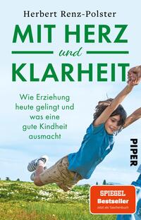 Das Buchcover zeigt einen spielenden Jungen, der fröhlich in einem grünen Wiesenlandschaft läuft. Der Titel „MIT HERZ und KLARHEIT“ ist in großen, grünen Buchstaben oben platziert. Darunter steht der Untertitel „Wie Erziehung heute gelingt und was eine gute Kindheit ausmacht“ in kleineren, grauen Buchstaben. Am unteren Rand befindet sich das Verlagslogo „PIPER“ sowie der Hinweis „SPIEGEL Bestseller Jetzt als Taschenbuch“ in auffälligem Orange. Die freundliche, helle Atmosphäre vermittelt Lebensfreude und Leichtigkeit.