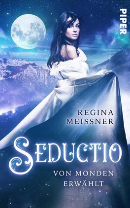 Das Buchcover zeigt eine mystische Landschaft mit Bergen unter einem sternenklaren Himmel. Im Vordergrund steht eine Frau mit langen, dunklen Haaren, die in ein elegantes, weißes Kleid gehüllt ist. Sie blickt direkt zum Betrachter, während die Haare sanft im Wind wehen. Oben links ist ein großer, leuchtender Mond abgebildet. Der Titel „Seductio“ ist in geschwungener, hellblauer Schrift platziert, darunter steht in kleinerer, schlichter Schrift „von Monden gewählt“. Am oberen Rand befindet sich der Name der Autorin, Regina Meissner.