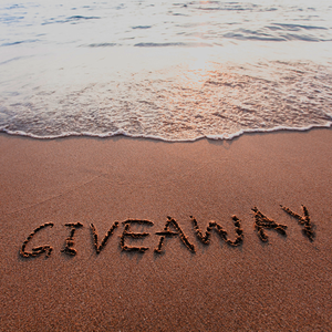 Das Wort "Giveaway" ist in den Sand geschrieben