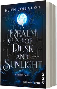 Das Buchcover zeigt vor dunklem, blau-schwarzem Sternenhimmel eine leuchtende Vollmondscheibe über wirbelnden Ornamenten; großer silbrig-glänzender Schriftzug „A Realm of Dusk and Sunlight“ mittig, oben Autorname „Helèn Collignon“, unten kleiner Zusatz „Nightfall“ und Verlagsname „between pages“; Atmosphäre geheimnisvoll und magisch, Kontrast zwischen kühlem Mondlicht und dunklen Wolken.