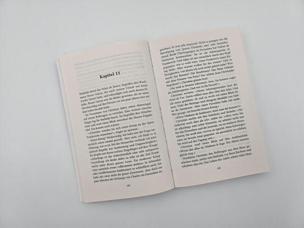 Außenansicht des Buches „Die Richterin und das Todesspiel“