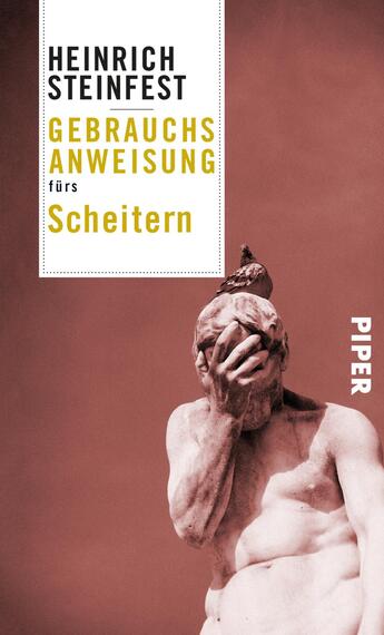 Das Buchcover zeigt eine monochrome, rötlich-beige Farbgebung mit einer stilisierten Darstellung einer menschlichen Figur, die nachdenklich den Kopf zur Seite neigt und den Gesichtsausdruck verheimlicht. Der Titel „GEBRAUCHSANWEISUNG fürs Scheitern“ ist in großen, gelben Buchstaben prominent platziert, während der Autor „HEINRICH STEINFEST“ darüber in weißer Schrift steht. Unten rechts ist der Verlagsname „PIPER“ in weißer Schrift zu sehen. Die Gesamtatmosphäre ist nachdenklich und einladend zugleich.