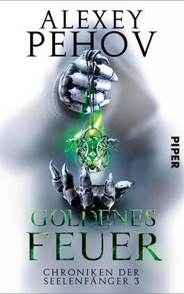 Das Buchcover zeigt eine hellgraue und düstere Umgebung, in der eine metallene Hand ein leuchtendes, grünes Amulett hält. Der Titel „GOLDENES FEUER“ ist in großen, grünen Buchstaben am unteren Rand platziert, darunter steht „CHRONIKEN DER SEELENFÄNGER 3“. Der Name des Autors, Alexey Pehov, befindet sich oberhalb des Amuletts in einer eleganten Schrift. Die Atmosphäre vermittelt ein Gefühl von Magie und Geheimnis.