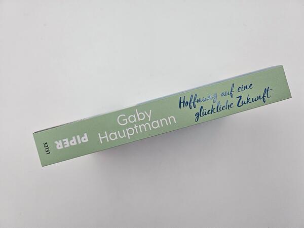Außenansicht des Buches „Hoffnung auf eine glückliche Zukunft“