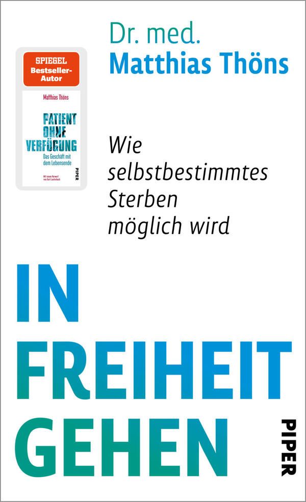 Das Buchcover zeigt auf weißem Grund oben links eine kleine Darstellung eines anderen Buchumschlags mit rotem Kasten „SPIEGEL Bestseller-Autor“. Rechts oben in türkis steht „Dr. med.“ und darunter in größerer, blauer Schrift „Matthias Thöns“. Darunter in schwarzem, kursivem Text die Unterzeile „Wie selbstbestimmtes Sterben möglich wird“. Dominant in großen türkis-blauen Großbuchstaben mittig bis unten „IN FREIHEIT GEHEN“. Verfassername nochmals nicht genannt.