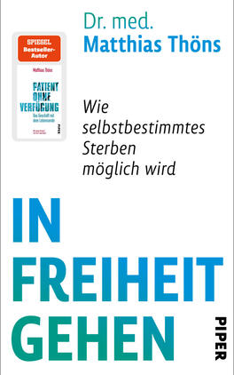 Das Buchcover zeigt auf weißem Grund oben links eine kleine Darstellung eines anderen Buchumschlags mit rotem Kasten „SPIEGEL Bestseller-Autor“. Rechts oben in türkis steht „Dr. med.“ und darunter in größerer, blauer Schrift „Matthias Thöns“. Darunter in schwarzem, kursivem Text die Unterzeile „Wie selbstbestimmtes Sterben möglich wird“. Dominant in großen türkis-blauen Großbuchstaben mittig bis unten „IN FREIHEIT GEHEN“. Verfassername nochmals nicht genannt.