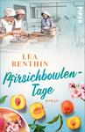 Das Buchcover zeigt eine helle, freundliche Gestaltung mit einem pastellfarbenen Hintergrund. Im Vordergrund sind frische Pfirsiche und zarte Blumen abgebildet. Darauf steht in geschwungener, türkisfarbener Schrift der Titel „Pfirsichbowlen-Tage“ und darunter in schlichter, oranger Schrift das Wort „Roman“. Im Hintergrund sind zwei Frauen in Kochschürzen zu sehen, die in einer Küche arbeiten. Der Name der Autorin, Lea Benthin, ist prominent darüber platziert.