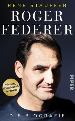 Das Buchcover zeigt ein porträthaftes Foto von Roger Federer mit einem freundlichen Gesichtsausdruck, das in sanften, warmen Tönen gehalten ist. Der Hintergrund ist dunkel, wodurch die Konturen des Gesichts hervortreten. Der Titel „ROGER FEDERER“ ist in großen, weißen Buchstaben mittig platziert, während der Autor „René Stauffer“ oberhalb in kleinerer Schrift sichtbar ist. In der unteren linken Ecke befindet sich ein goldener Kreis mit dem Text „Vollständig aktualisiert nach Karriereende“. Am unteren Rand steht in kleinerer Schrift „DIE BIOGRAFIE“ und das Verlagslogo „PIPER“.