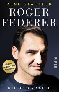 Das Buchcover zeigt ein porträthaftes Foto von Roger Federer mit einem freundlichen Gesichtsausdruck, das in sanften, warmen Tönen gehalten ist. Der Hintergrund ist dunkel, wodurch die Konturen des Gesichts hervortreten. Der Titel „ROGER FEDERER“ ist in großen, weißen Buchstaben mittig platziert, während der Autor „René Stauffer“ oberhalb in kleinerer Schrift sichtbar ist. In der unteren linken Ecke befindet sich ein goldener Kreis mit dem Text „Vollständig aktualisiert nach Karriereende“. Am unteren Rand steht in kleinerer Schrift „DIE BIOGRAFIE“ und das Verlagslogo „PIPER“.