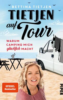 Tietjen auf Tour Das Buchcover zeigt eine strandnahe Szenerie mit sandigem Untergrund und dahinter einem Wohnmobil. Im Vordergrund ist eine lächelnde Frau mit langen, blondem Haar abgebildet, die eine entspannte Atmosphäre ausstrahlt. Oben steht in großen, verspielten Buchstaben „TIETJEN auf Tour“. Darunter folgt der Untertitel „Warum Camping mich glücklich macht“ in schlichterer Schrift. Die Farben sind hell und warm, dominierend sind Blau- und Sandtöne. Ein rotes Kästchen am unteren Rand kennzeichnet das Buch als „SPIEGEL Bestseller“.