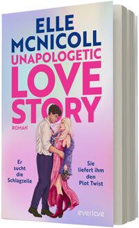 Das Buchcover zeigt ein pastellfarbenes, von Blau zu Rosa verlaufendes Motiv mit groß gesetztem Titel: oben „ELLE MCNICOLL“ in dunklem Blau, darunter „UNAPOLOGETIC“ in Pink und groß „LOVE STORY“ in kräftigem Magenta. Vordergrund: ein Mann in weißem Hemd und dunkler Hose umarmt eine rosahaarige Frau in glitzerndem, beerenfarbenem Kleid und Fellstola; sie halten einen Blumenstrauß. Kleintext links: „Er sucht die Schlagzeile“, rechts: „Sie liefert ihm den Plot Twist“. Urhebername nicht sichtbar.