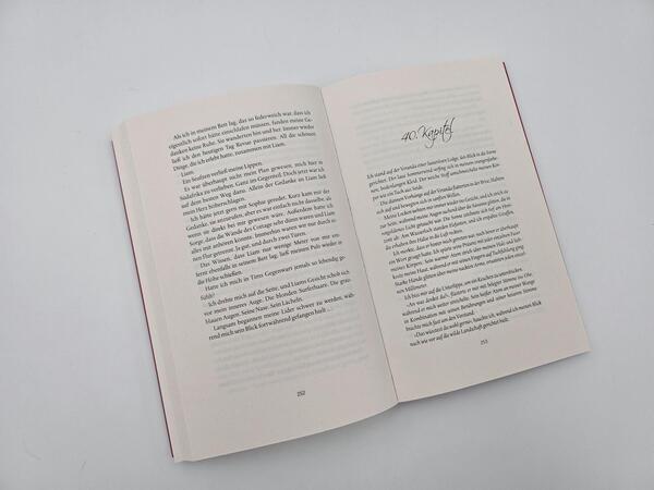 Innenansicht des Buches „A Touch of Wilderness“