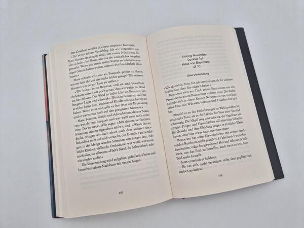 Außenansicht des Buches „Das Wasser wiegt schwerer als die Zeit“