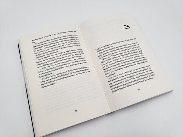 Innenansicht des Buches „Der Aufstieg – In eisiger Höhe wartet der Tod“