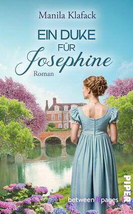 Das Buchcover zeigt eine junge Frau mit lockigem, braunem Haar, die in einem eleganten, hellblauen Kleid vor einer idyllischen Landschaft steht. Im Hintergrund ist ein prächtiges Herrenhaus mit einem Bogen über dem Wasser zu sehen, umgeben von blühenden Bäumen in lila und grün. Der Titel „EIN DUKE FÜR JOSEPHINE“ ist in geschwungener, blauer Schrift hervorgehoben, mit dem Autorenname „Manila Klafack“ darüber. Eine romantische, verträumte Atmosphäre wird durch die sanften Farben und den blühenden Garten erzeugt.