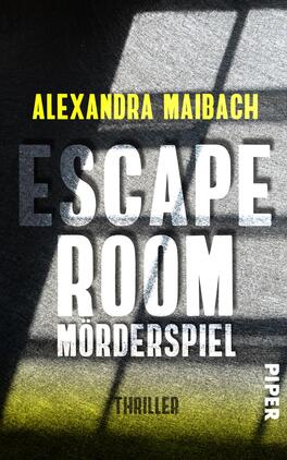 Das Buchcover zeigt einen stimmungsvollen, dunklen Hintergrund mit grellen Lichtakzenten, die durch Fenstergitter fallen. Der Titel „ESCAPE ROOM“ ist in großen, weißen Buchstaben in der Mitte platziert, darunter steht „MÖRDERSPIEL“ in etwas kleinerer Schrift. Der Autorenname „ALEXANDRA MAIBACH“ ist oben in leuchtendem Gelb hervorgehoben. Am unteren Rand steht das Wort „THRILLER“ in schlanker, weißer Schrift. Die Farbkontraste und die Schriftart erzeugen eine spannende und drängende Atmosphäre.
