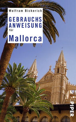 Das Buchcover zeigt eine beeindruckende Aufnahme der Stadt Palma de Mallorca mit palmengesäumten Vordergrund und einer majestätischen Kathedrale im Hintergrund. Die Kathedrale ist in hellen Beigetönen gehalten und von blauen Himmel und grünen Palmen umgeben. In der oberen linken Ecke steht der Autor „Wolfram Bickerich“ in schwarzer Schrift. Der Titel „GEBRAUCHSANWEISUNG für Mallorca“ ist in einer auffälligen weißen Box in blauen Großbuchstaben angeordnet, was einen klaren Kontrast zum Bild bietet. Unten rechts ist das Verlagslogo „PIPER“ abgebildet.