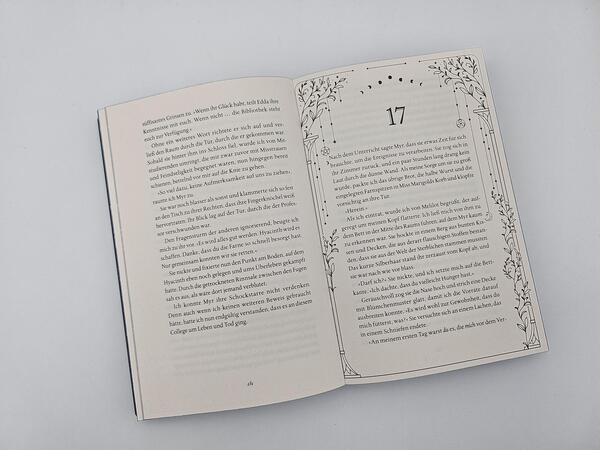 Außenansicht des Buches „Her Dark Power“