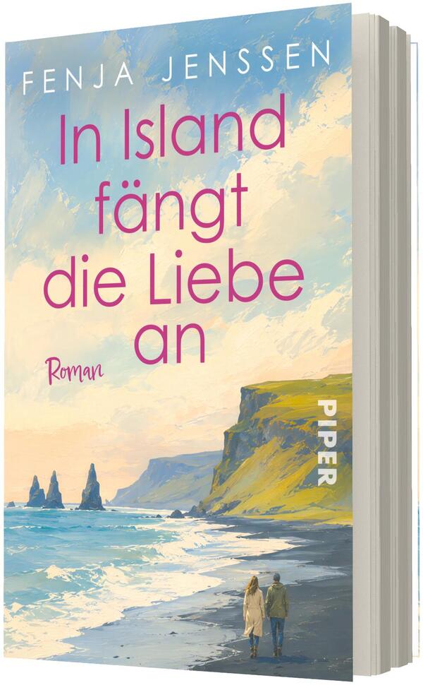 Das Buchcover zeigt eine malerische Küstenlandschaft mit steilen grünen Klippen rechts, zerklüftetem Strand und drei markanten Felsnadeln im Meer links; im Vordergrund gehen zwei Personen Hand in Hand am Wasser. Himmel in Pastelltönen von Blau bis Pfirsich, Titel in großen pinken Buchstaben „In Island fängt die Liebe an“, Autor „Fenja Jenssen“ oben in Weiß, Genrehinweis „Roman“ in Pink. Verlagsprenennung ausgelassen.