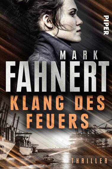 Das Buchcover zeigt eine junge Frau in Profilansicht mit wilder, zerzauster Frisur, die entschlossen wirkt. Im Hintergrund sind industrielle Strukturen und ein Hafen mit Schiffen sichtbar, die die Kulisse eines Thrillers bilden. Der Titel „KLANG DES FEUERS“ hebt sich in großen, leuchtend orangefarbenen Buchstaben vom dunklen Hintergrund ab, während der Autorennamen „MARK FAHNERT“ in grauen Buchstaben darüber angeordnet ist. Oben links befindet sich das Verlagslogo „PIPER“ in weißer Typografie.