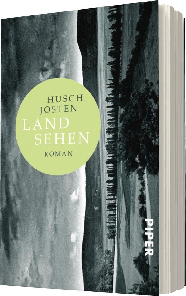 Das Buchcover zeigt eine monochrome Landschaft in Grautönen, die eine ruhige und melancholische Atmosphäre ausstrahlt. In der Mitte befindet sich ein hellgrüner, kreisförmiger Hintergrund mit dem Titel „LAND SEHEN“ in weißer, klarer Typografie, sowie dem Autorennamen „HUSCH JOSTEN“ darüber. Der Schriftzug „ROMAN“ ist in kleineren Buchstaben am unteren Rand des Kreises platziert. Am rechten unteren Rand ist der Verlagsname „PIPER“ in weißer Schrift zu sehen.
